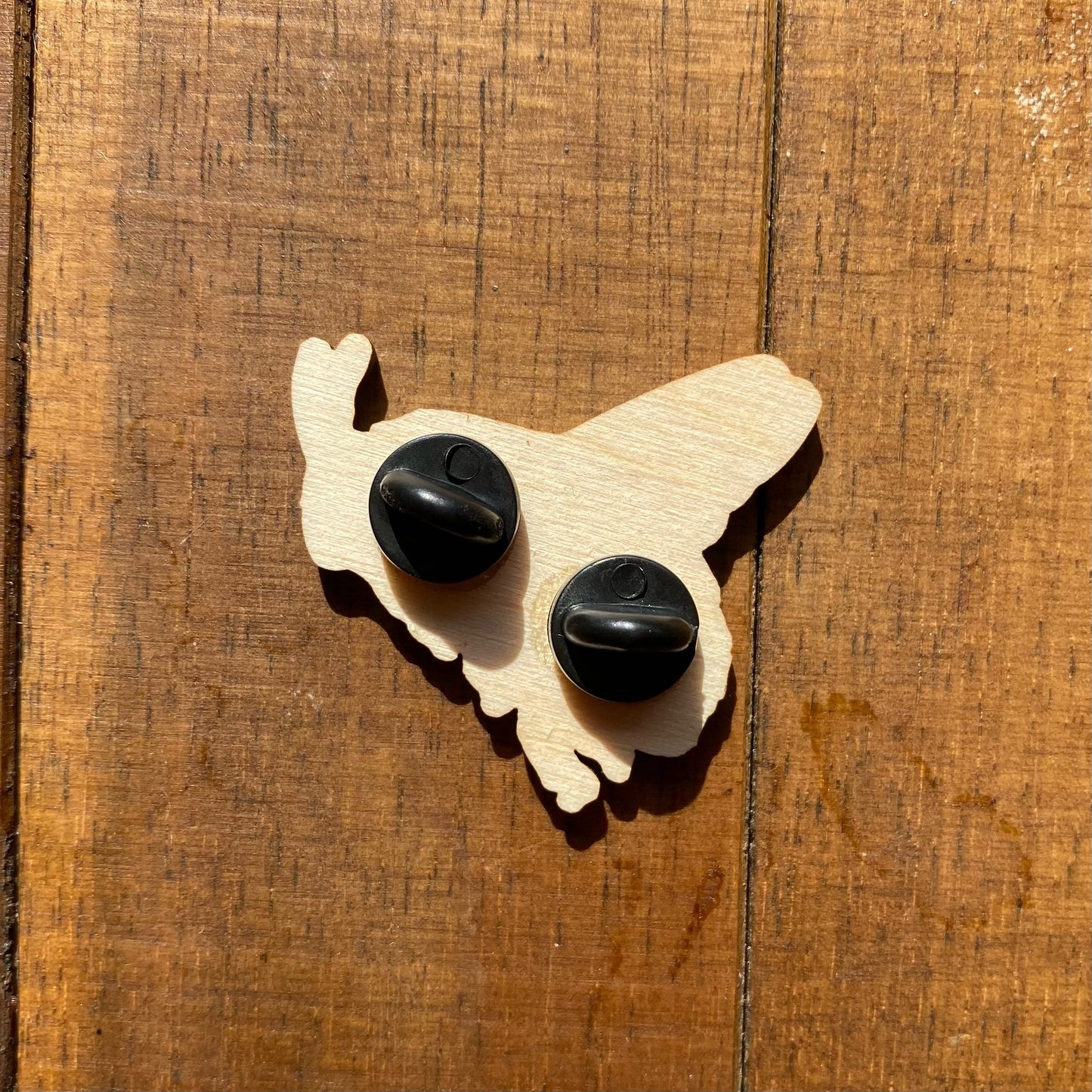 The rear view of a wooden pin showing a rubber clutch