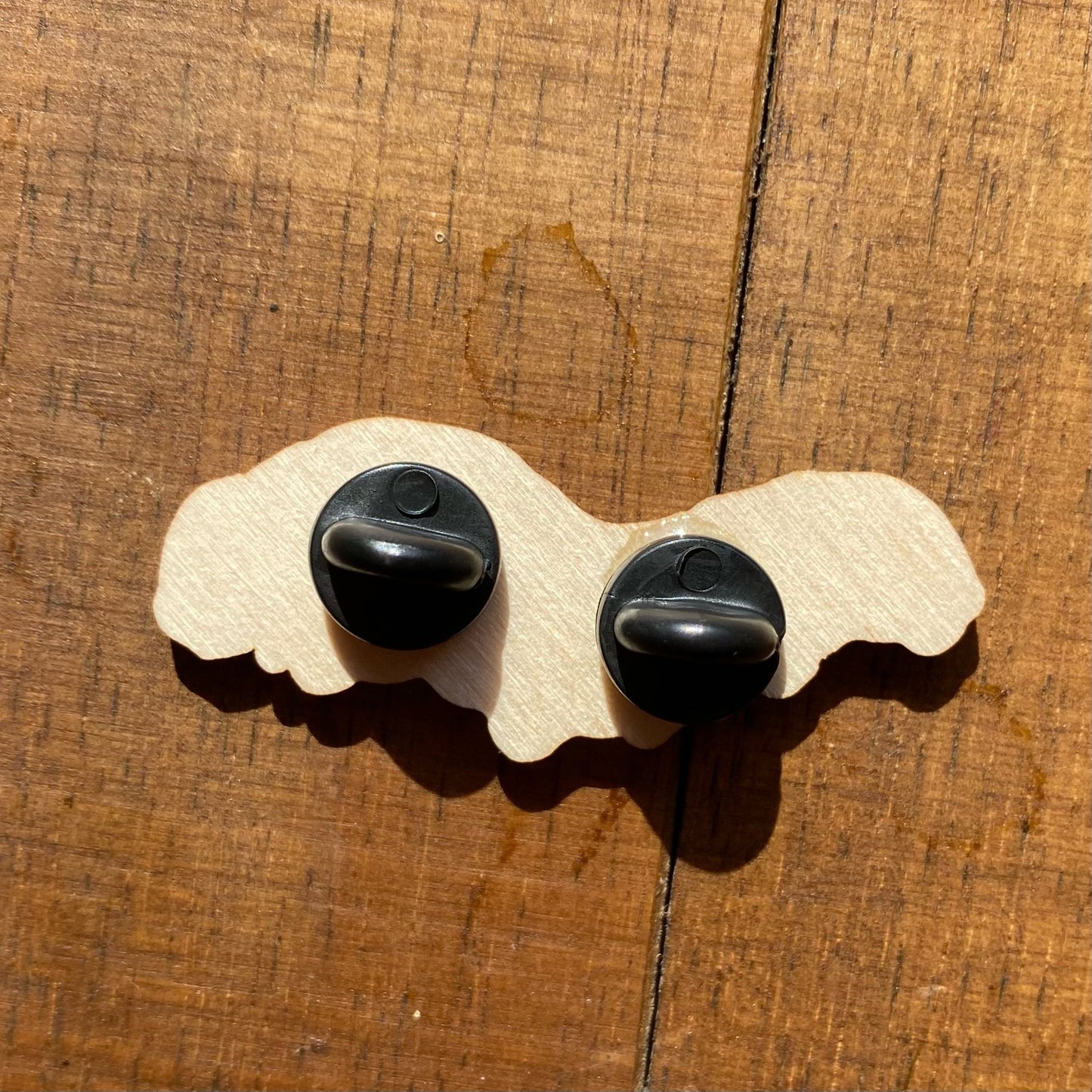 The rear view of a wooden pin showing a rubber clutch