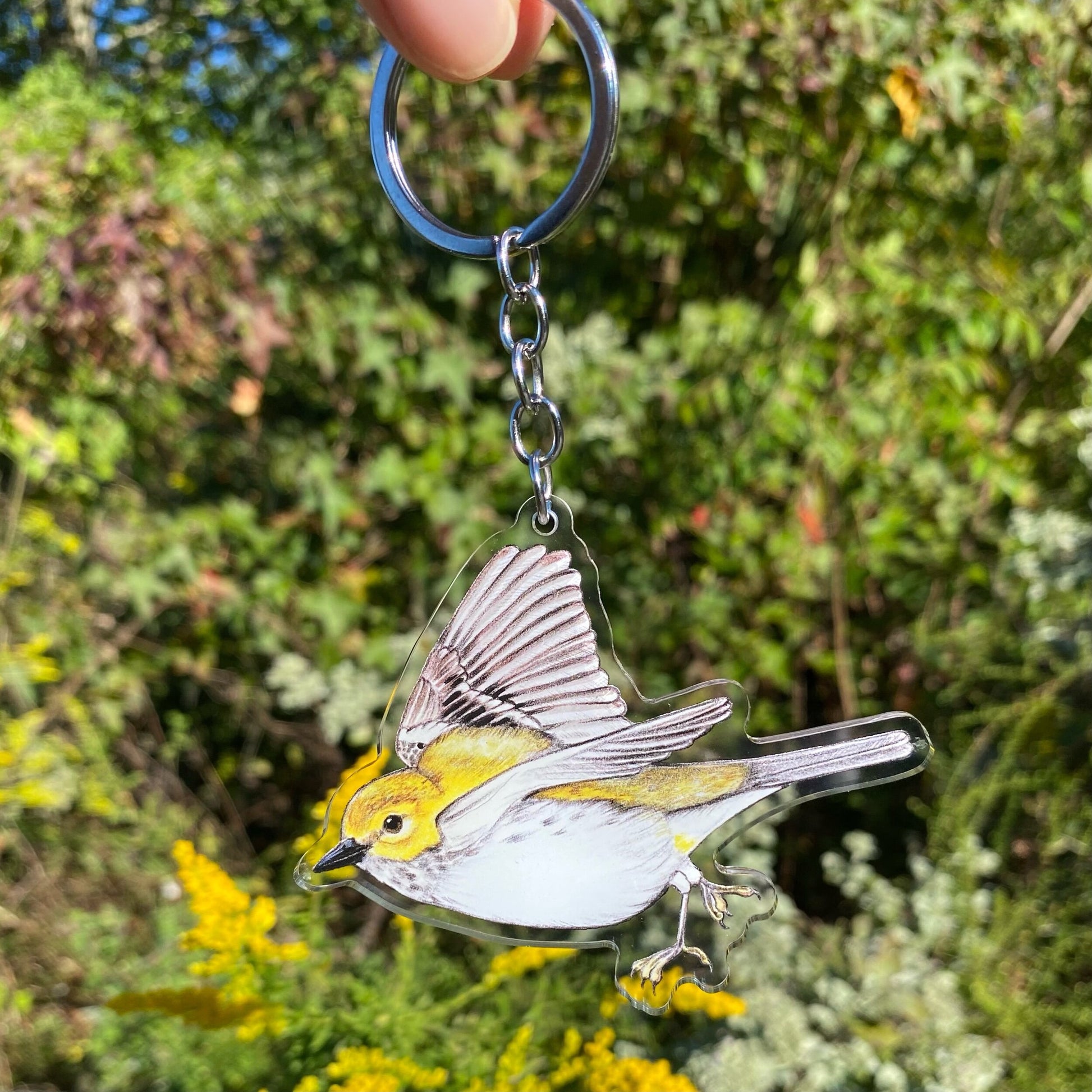 A keychain of a black-throated green warbler