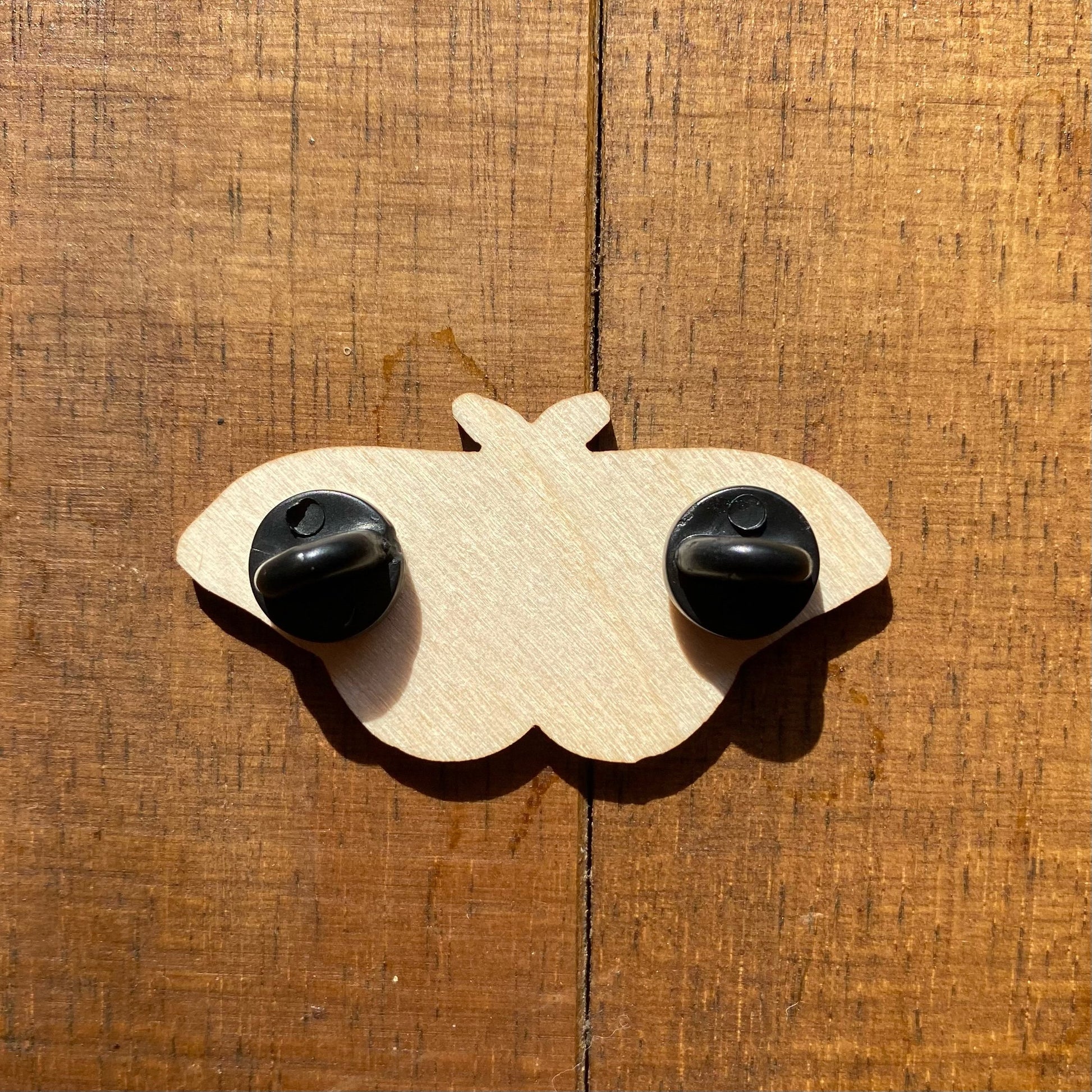 The rear view of a wooden pin showing a rubber clutch